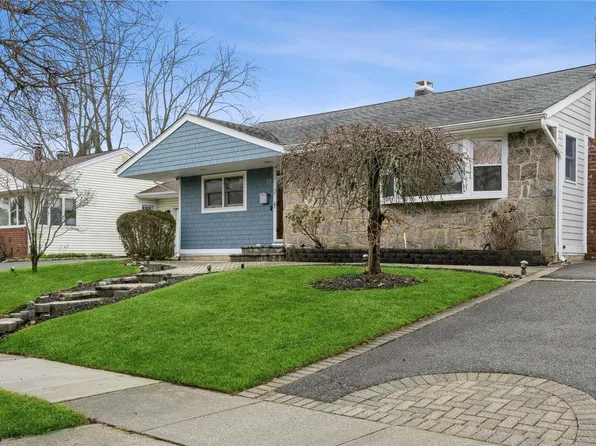 28 Phyllis Drive, Bethpage, NY 11714