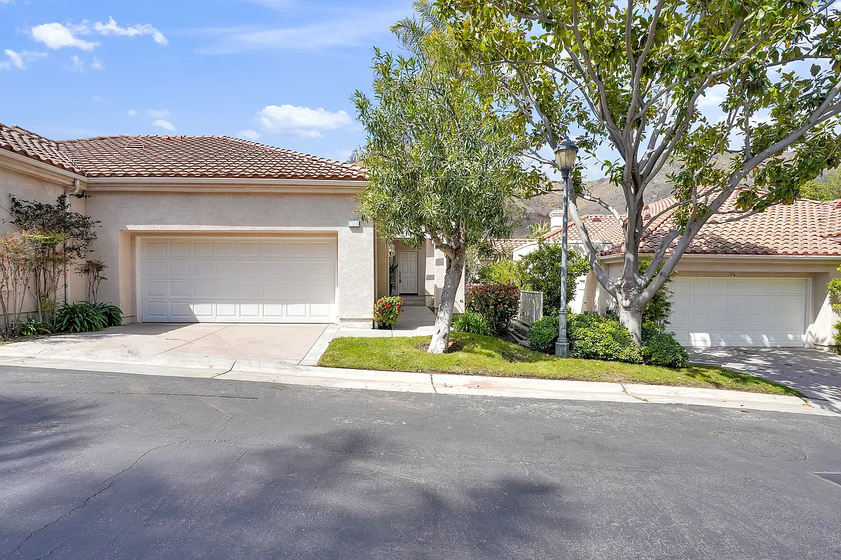 Building Photo - 704 Palisades Dr