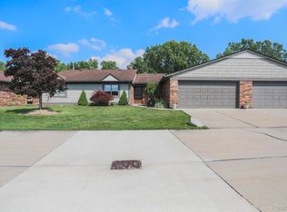 31510 Creek Side Dr, Warren, MI 48093