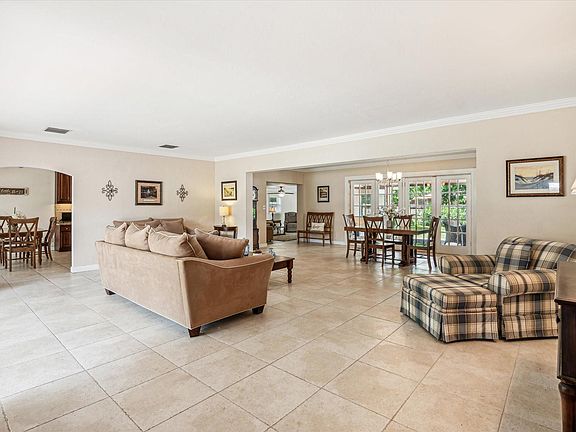 5th image of 812 Holly Lane