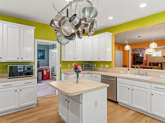 4th image of 560 Rolling Valley Ct