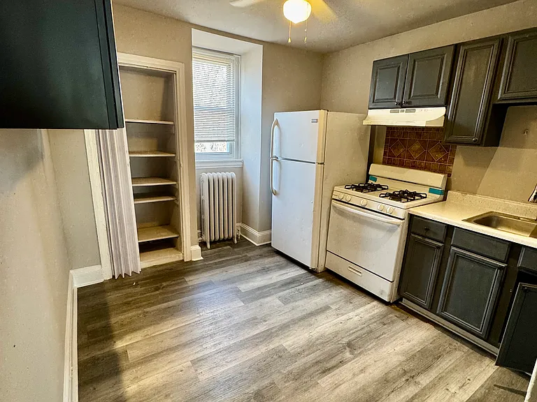 325 W Earlham Ter #3 — Photo 2