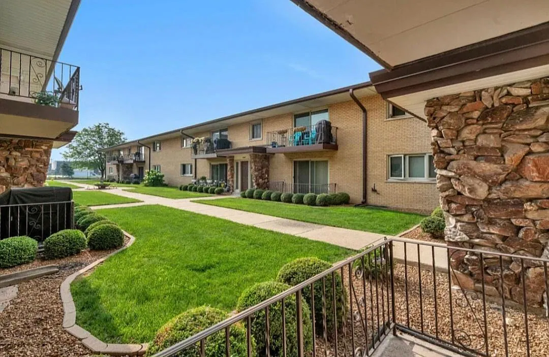 2 bed, 1100 sqft, $1,950 — Photo 2
