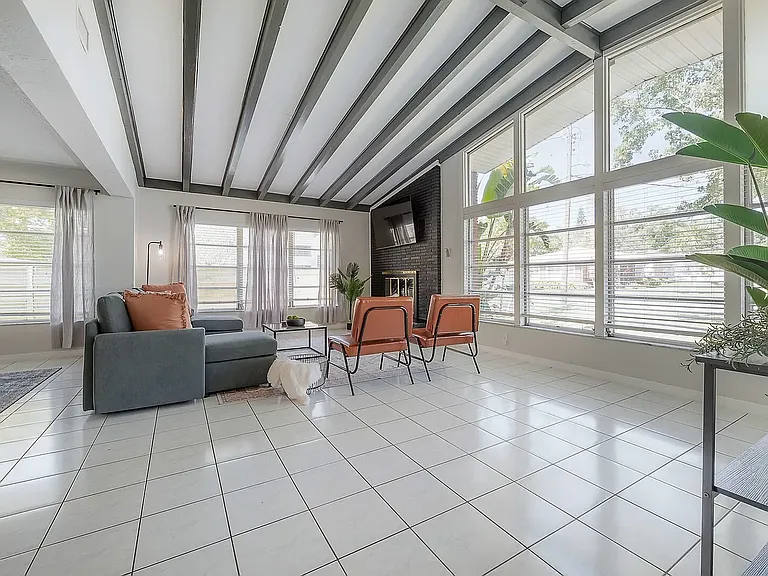 4301 N Albany Ave — Photo 29