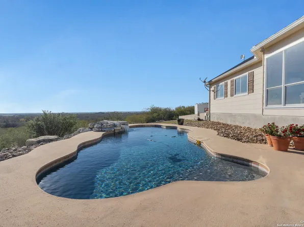 3239 County Road 467, Devine, TX 78016