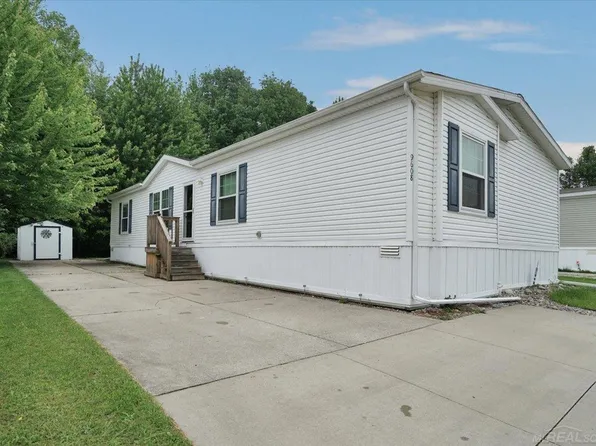 9608 Stoneypointe Dr, Fair Haven, MI 48023