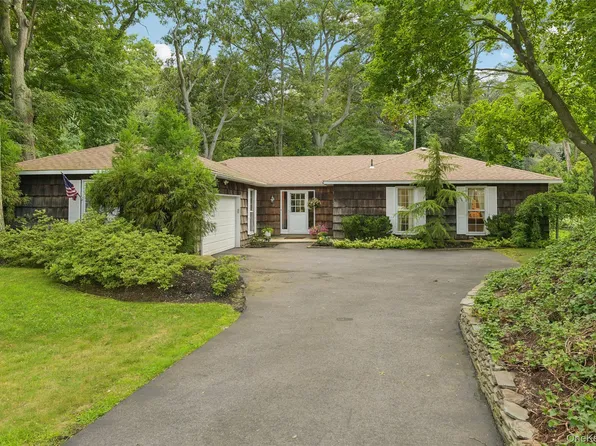 14 Mont Avenue, Dix Hills, NY 11746