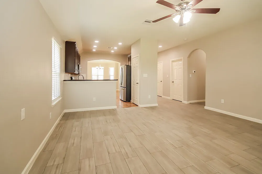 3 bed, 2.0 bath, 1877 sqft, $1,970 — Photo 4