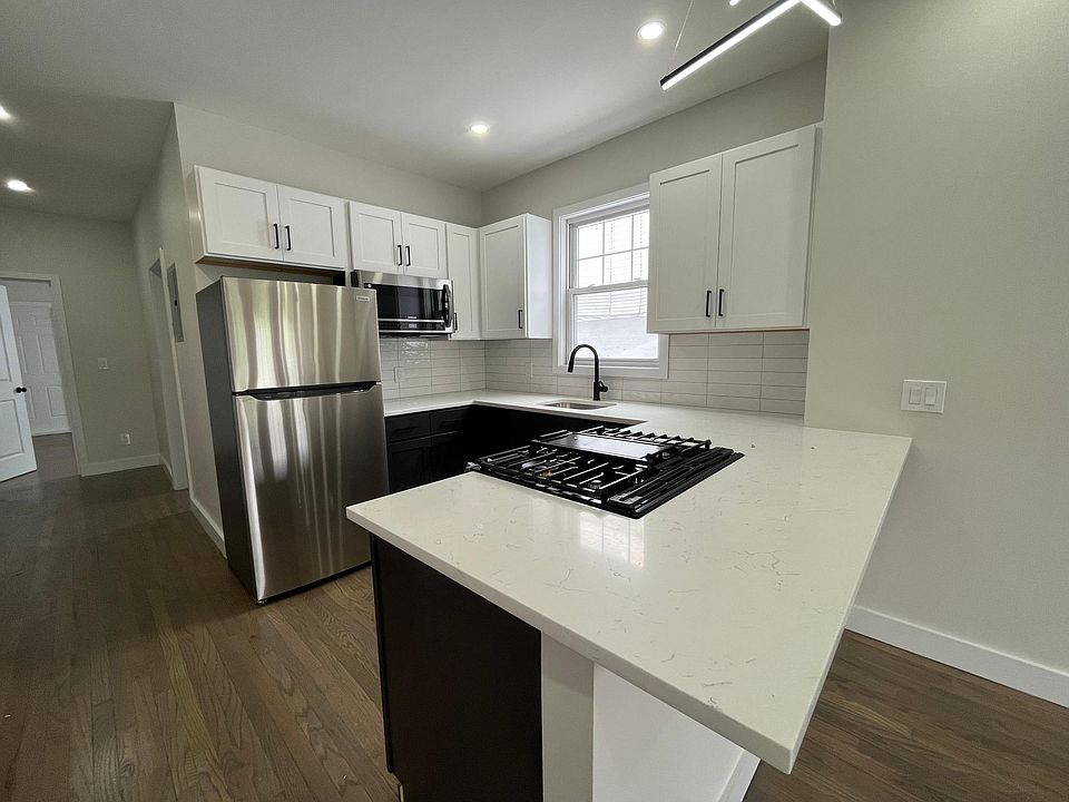 1st image of 590 Hunterdon St Floor 2