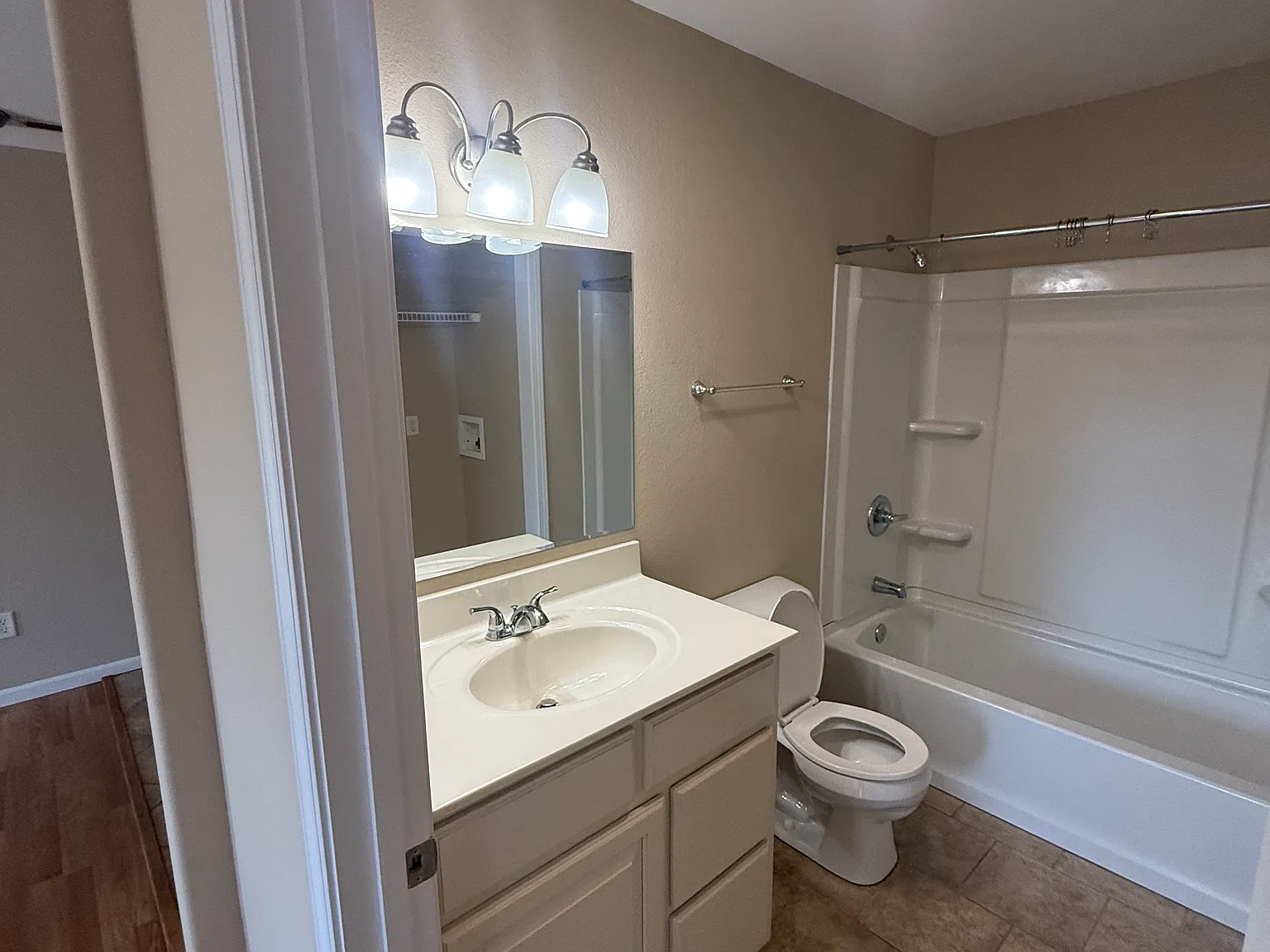 2 bed, 725 sqft, $995 — Photo 4