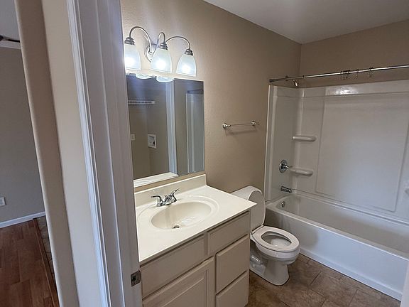 4th image of 476 Pershing Dr Unit 2A