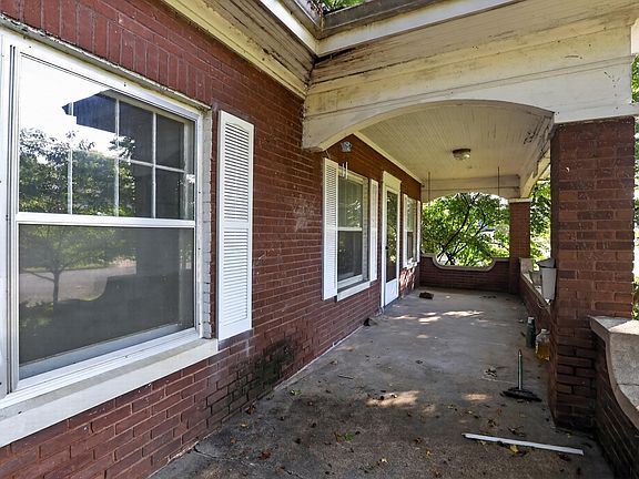 4th image of 3259 Madison St