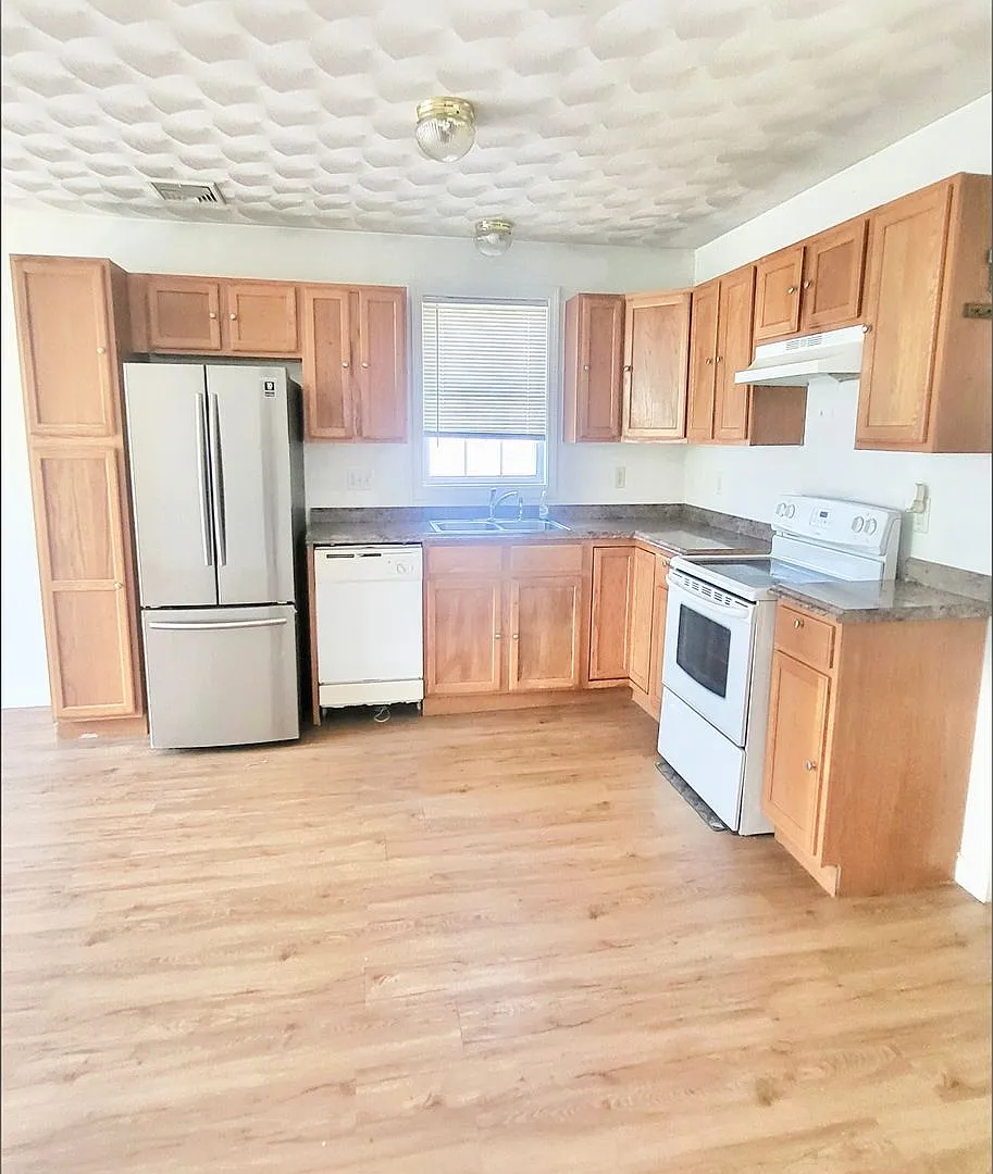 **Providence/Smith Hill - Three Bed/1.5 Bath - $2,295** — Photo 3