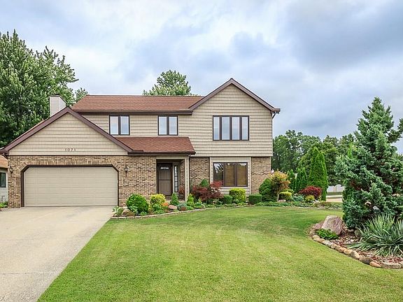 2nd image of 1071 Cliffview Dr