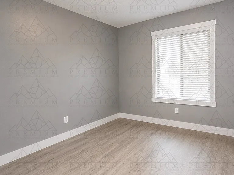 3504 Royal Crest Dr E — Photo 9