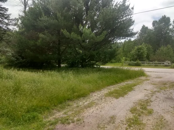 2426 W Huckleberry Rd, Sanford, MI 48657