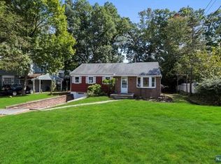 990 Crystal Lake Ter, Franklin Lakes, NJ 07417