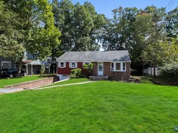 990 Crystal Lake Ter, Franklin Lakes, NJ 07417