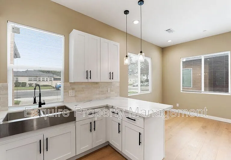 547 N Carty Dr — Photo 9