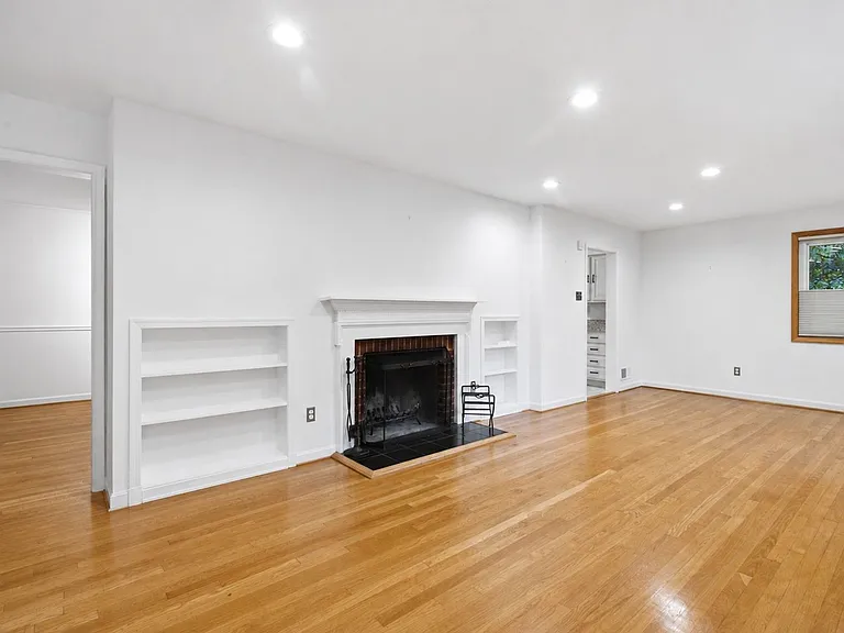 110 Devon Ct — Photo 4