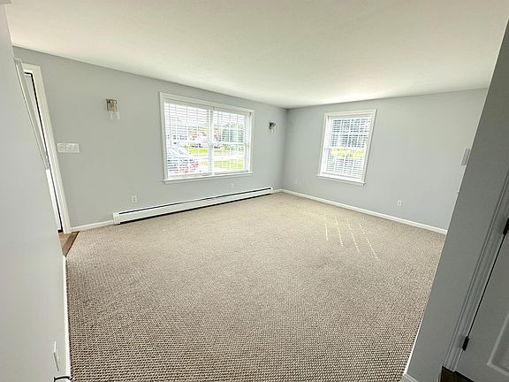 Living Room-
Carpet is new!