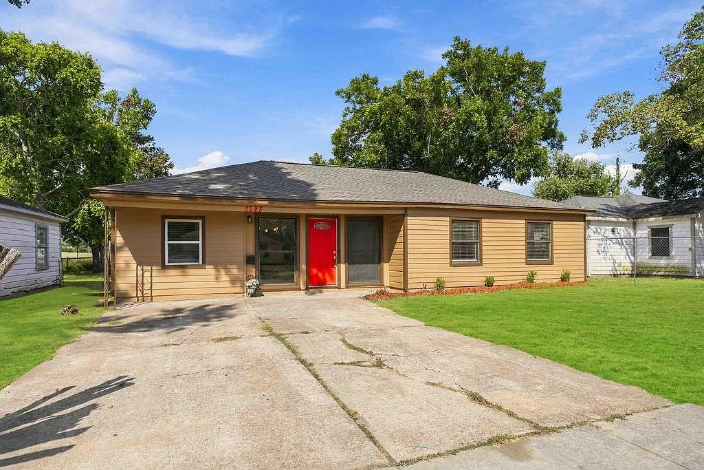 4 bed, 2.0 bath, 1360 sqft, $1,850 — Photo 2
