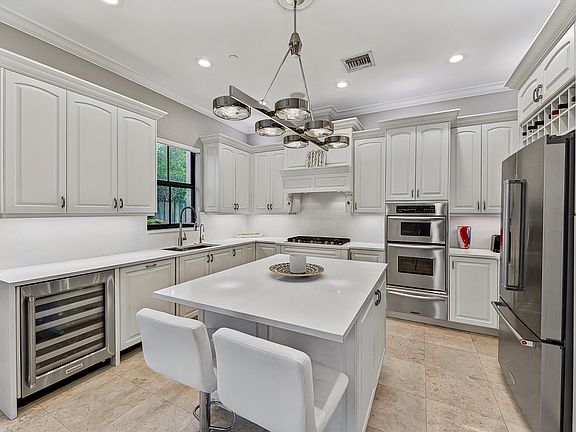 5th image of 31 SE 10th Avenue