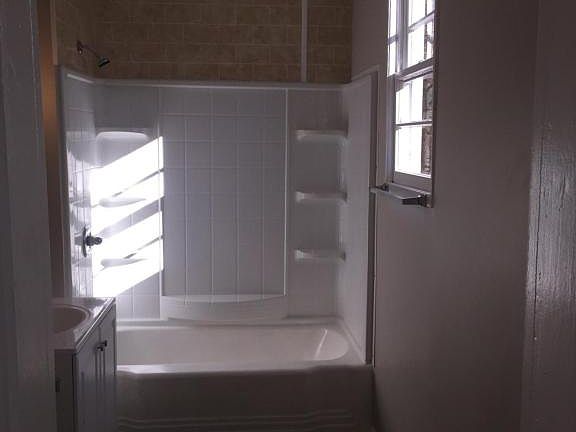 5th image of 220 W Orleans St