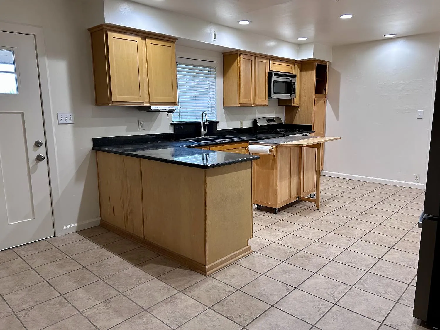 2 bed, 1072 sqft, $2,200 — Photo 4
