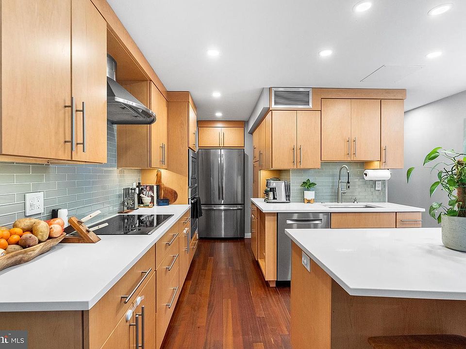 1st image of 918 Spruce St APT 2