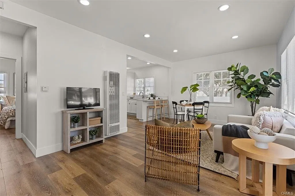 3 bed, 899 sqft, $3,250 — Photo 3