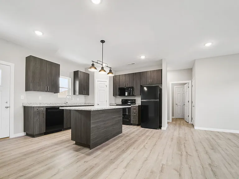 655 E Forest St — Photo 7
