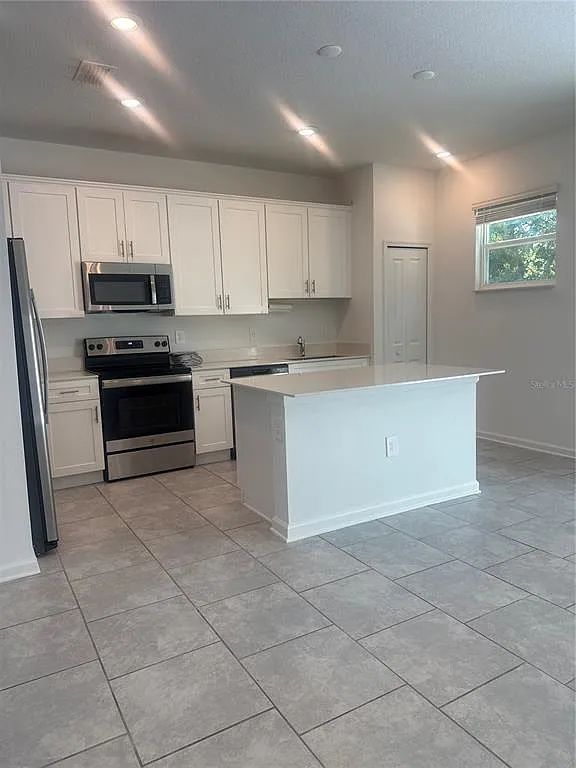 3 bed, 2.5 bath, 1672 sqft, $2,300 — Photo 3
