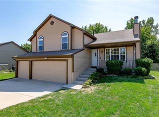 1033 Bunting Ln, Liberty, MO 64068