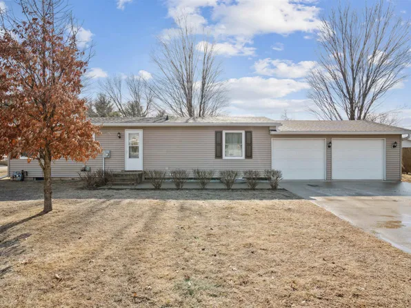 1612 N 4th St, Manchester, IA 52057