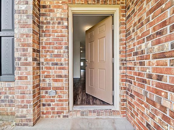 3rd image of 2627 Summer Ln