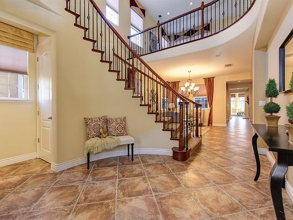 4th image of 2509 Kinsella Way