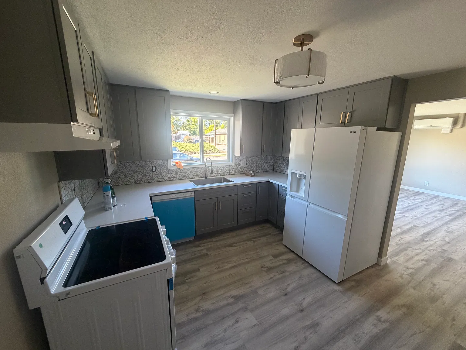 3 bed, 1232 sqft, $2,350 — Photo 3