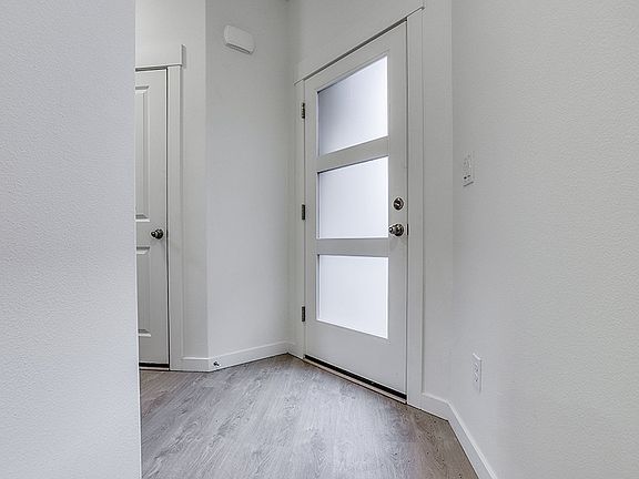 3rd image of 1122 N Auburn Pl