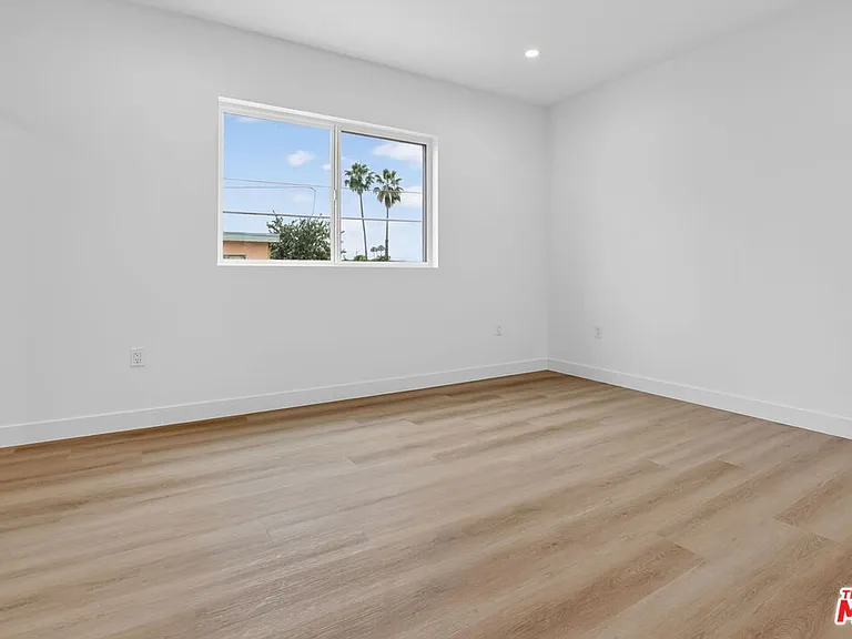 11444 Oxnard St #1/2 — Photo 39