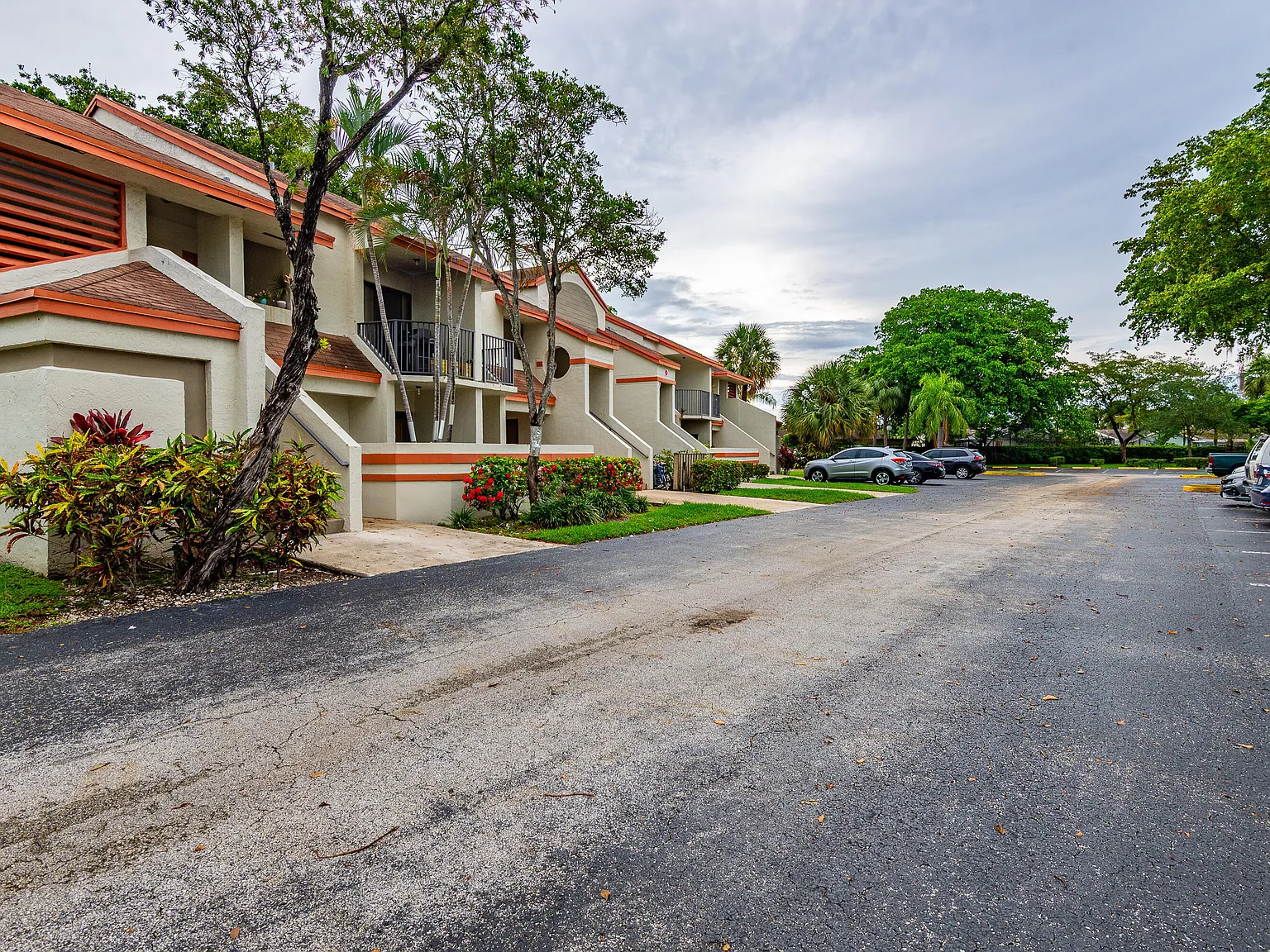 2 bed, 2.0 bath, 860 sqft, $2,200 — Photo 2