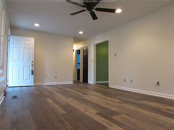 3rd image of 221 Oak Dr