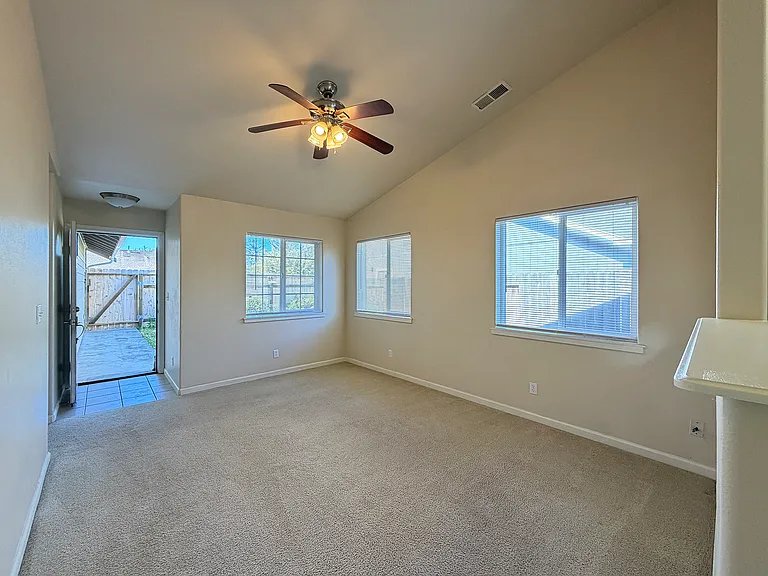 1243 N Park Ln — Photo 2