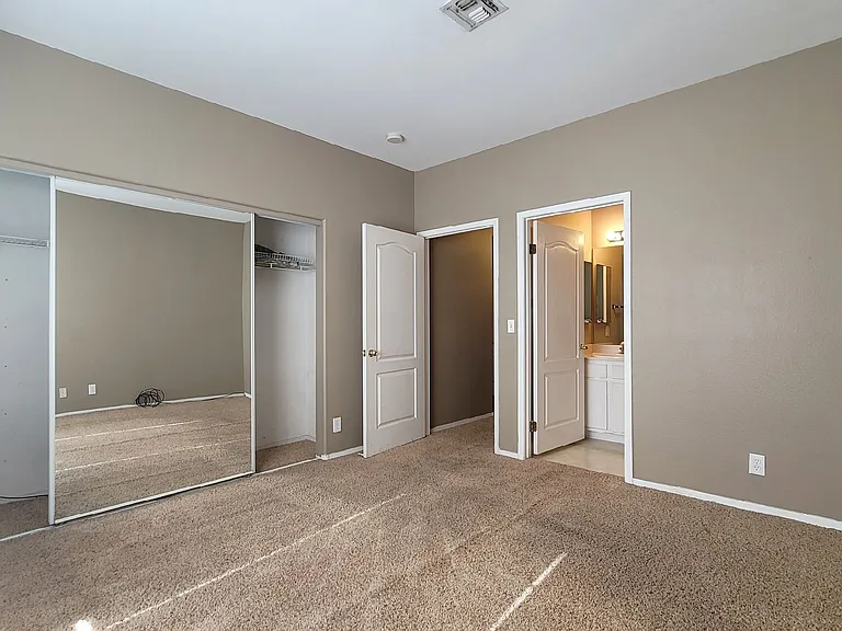 1900 N Torrey Pines Dr #1 — Photo 8