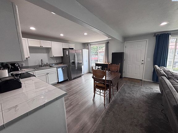 4th image of 526 S 40th Ave APT D210