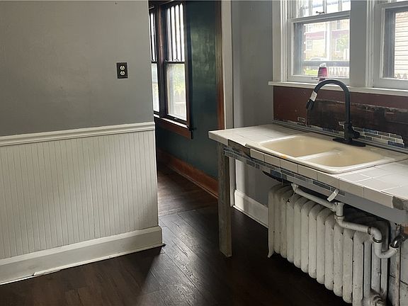 4th image of 406 N Market St