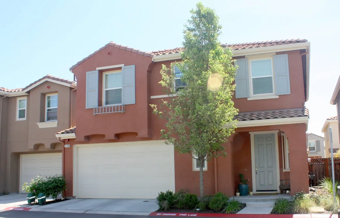 4 bed, 2.5 bath, 1885 sqft, $4,100 — Photo 1