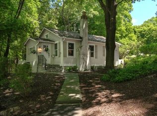 28 Roxiticus Rd, Mendham, NJ 07945