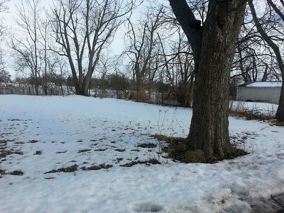 2nd image of 222 Lawrence Ave