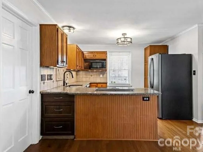 1212 Ashford St — Photo 6